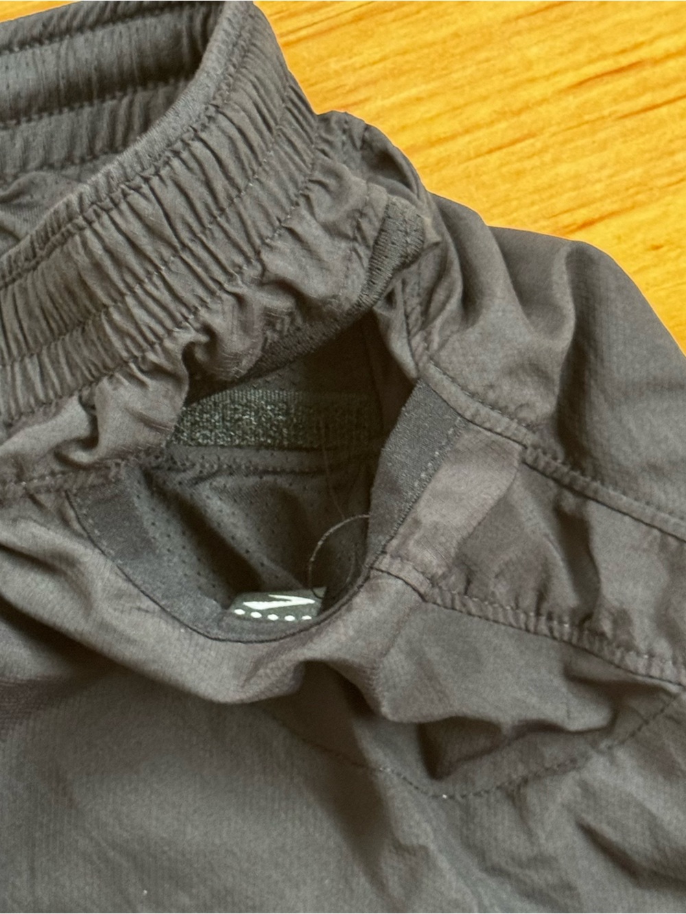Brooks Equilibrium 5” Black Running Shorts Reflective Lines Velcro Pockets Large - Picture 6 of 10